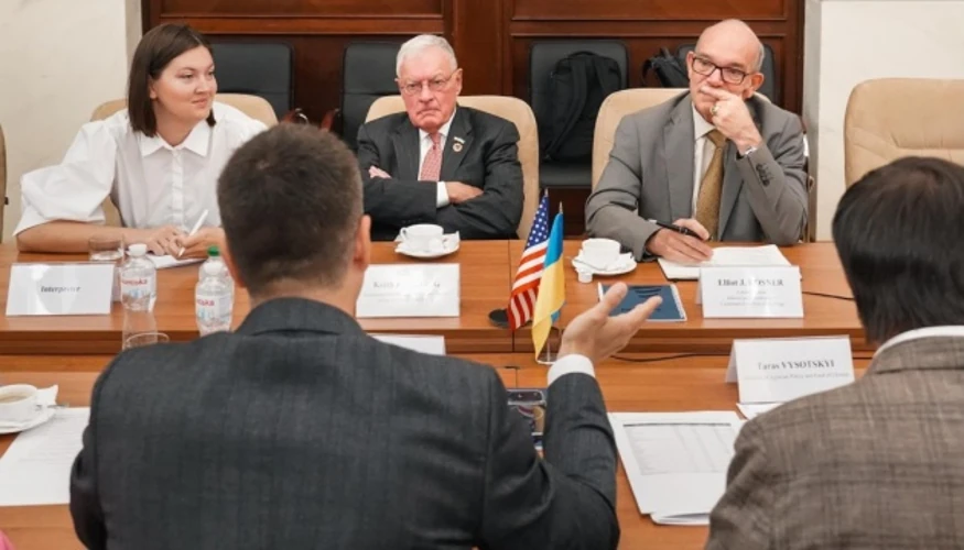 Кіт Келлог під час відвідування Одеського морського порту; фото надано Міністерством з відновлення, інфраструктури та