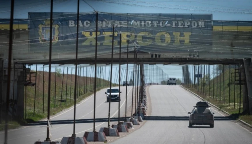 Пошкоджені приватні будинки, п'ятиповерхівка, господарська споруда і авто на Нікопольщині після обстрілів РФ 9 серпня