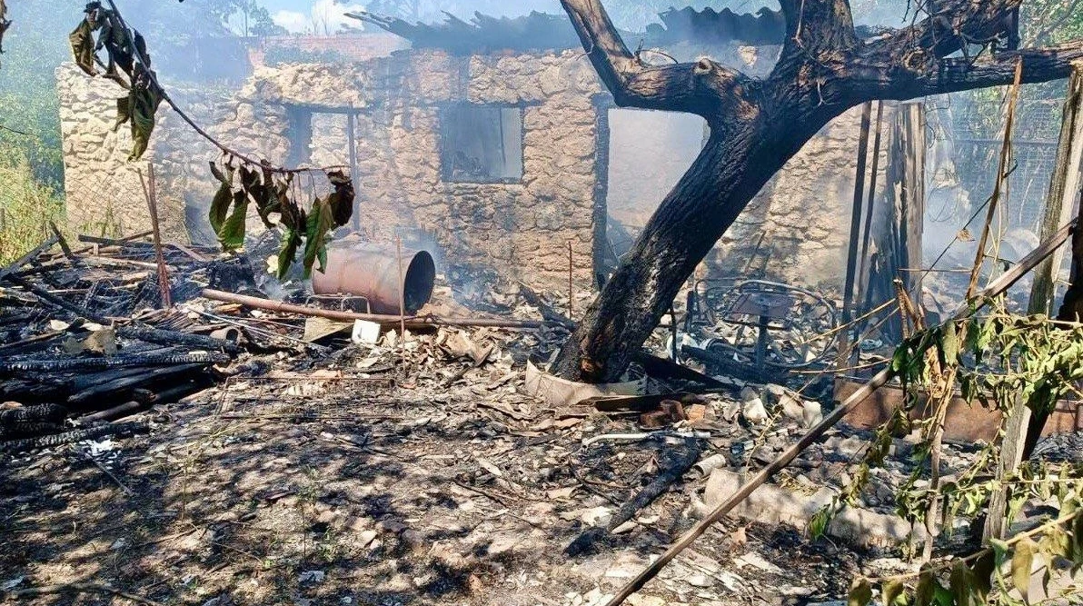 Пошкоджені приватні будинки в Нікополі після удару 10 серпня
