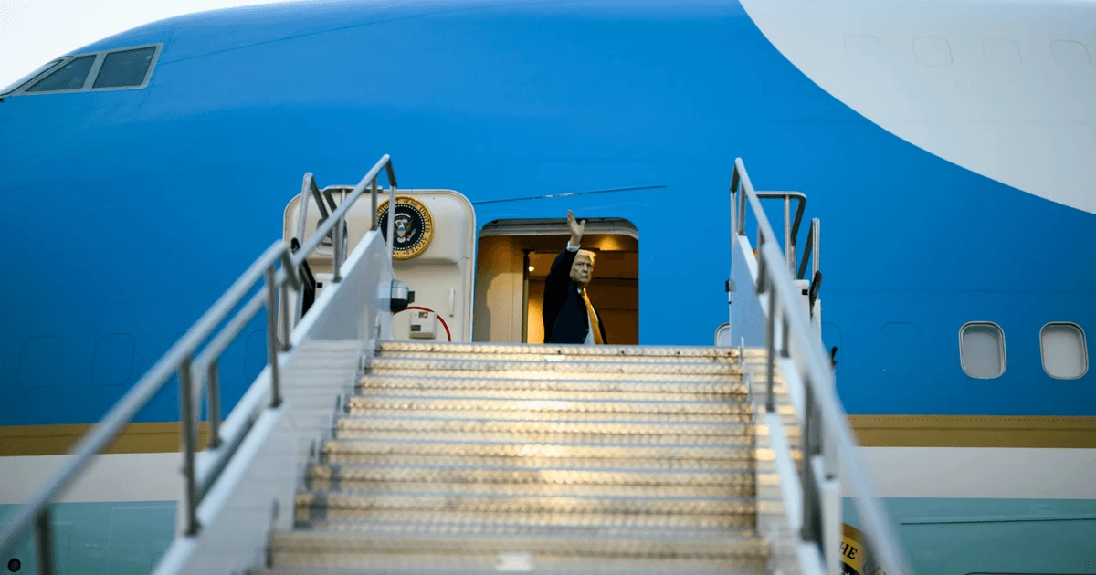 Кейтерингова вантажівка поряд з Air Force One у турецькому аеропорті