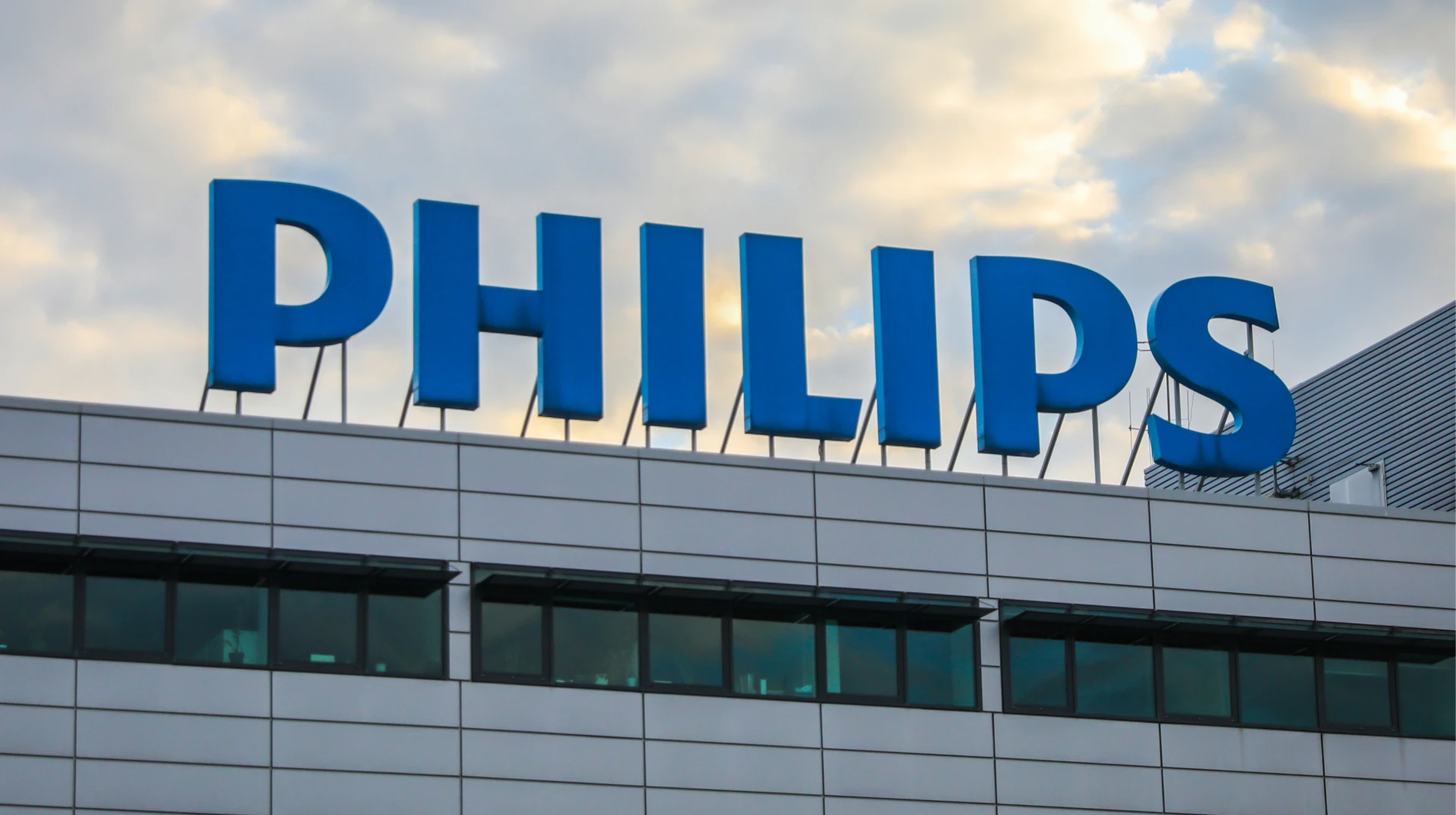 Логотипи Shell, Philips, General Electric та Fiserv поряд із символікою кібератаки