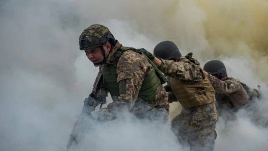 Карта лінії фронту за даними ISW на кількох напрямках та українські військові на позиціях