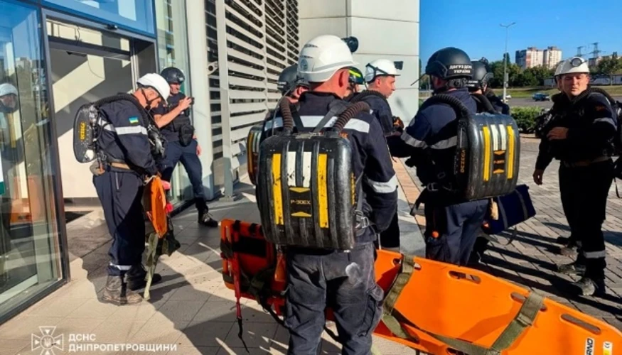 Пошкоджена будівля найбільшого ТЦ Кривого Рогу після удару, рятувальники на місці події