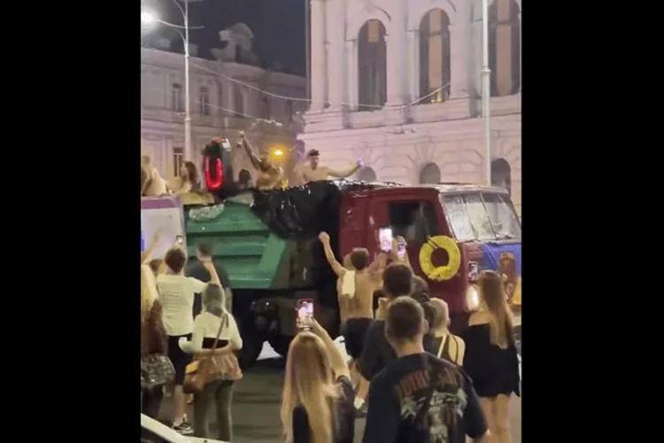 Вантажівка, переобладнана під басейн, проїхала центром Харкова 23 серпня