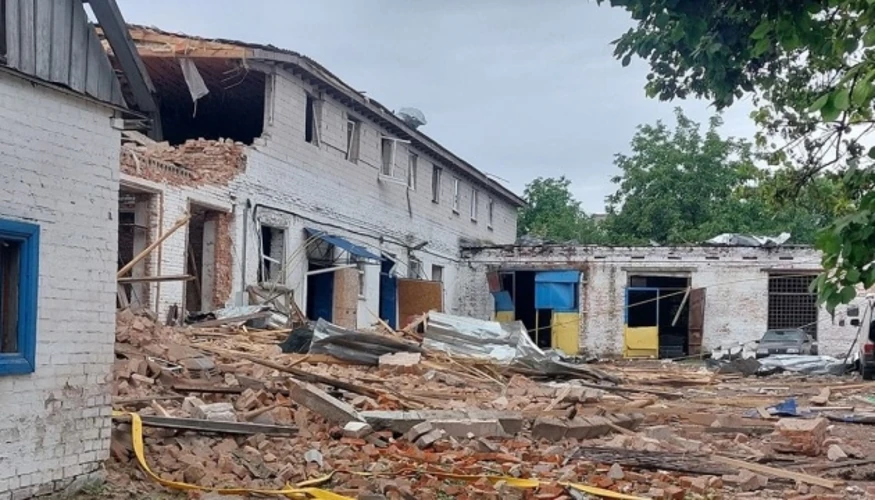 Наслідки удару по складських приміщеннях у Прилуках, пошкоджені багатоповерхівки з вибитими вікнами