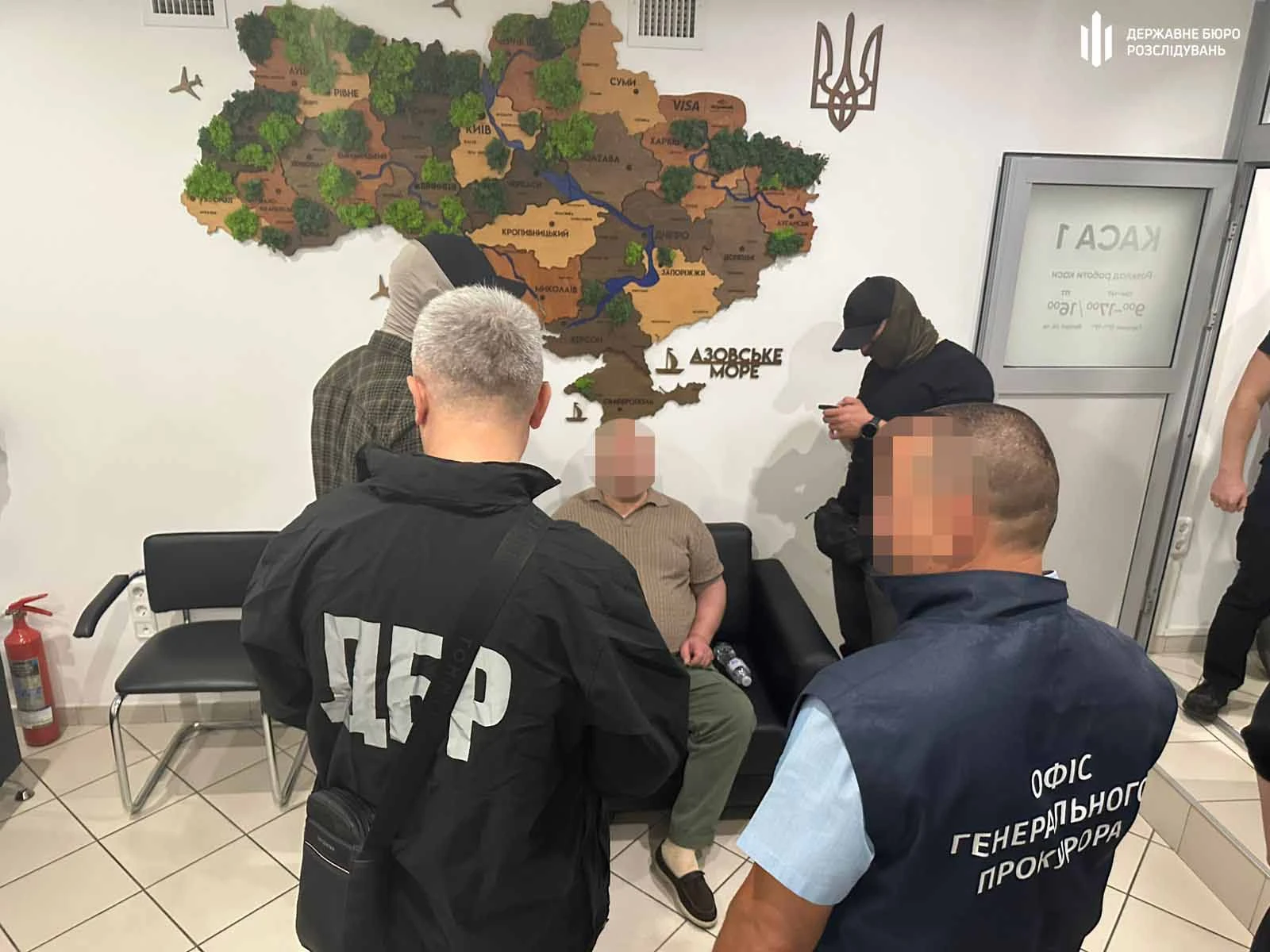 Правоохоронці затримують адвоката у приміщенні банку в Печерському районі Києва