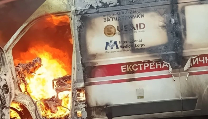Автомобіль «швидкої допомоги» після прямого влучання дрона (фото ОВА)