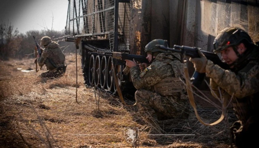 Символічне зображення бойових дій на фронті з акцентом на Покровський напрямок