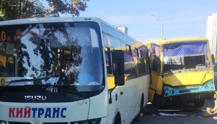 У Києві зіткнулися дві маршрутки: троє постраждалих, серед них дитина